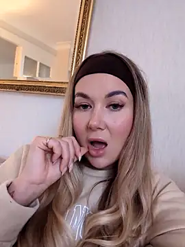 Snapshot of BarbieDolly_x chatting on November 7, 3:16 pm BarbieDolly x online show from November 7, 3:16 pm