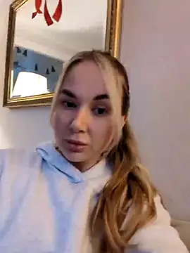 Snapshot of BarbieDolly_x chatting on December 5, 3:32 pm BarbieDolly x online show from December 5, 3:32 pm