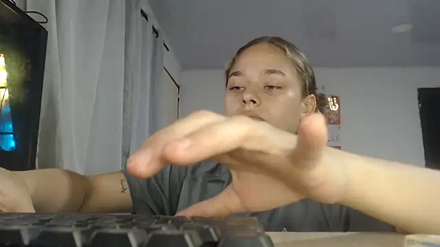 LittleCheerry69 online show from April 1, 3:09 pm