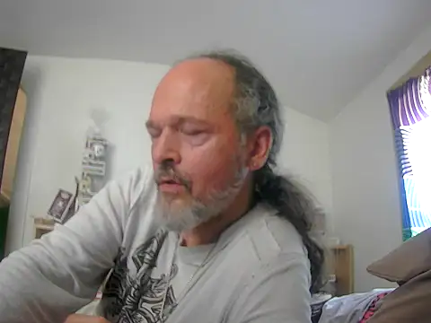 Snapshot of HippieDad333 chatting on September 23, 7:10 pm HippieDad333 online show from September 23, 7:10 pm