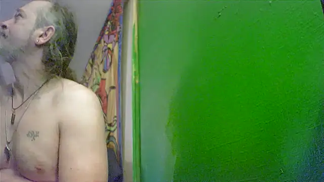 Snapshot of HippieDad333 chatting on November 25, 8:36 am HippieDad333 online show from November 25, 8:36 am