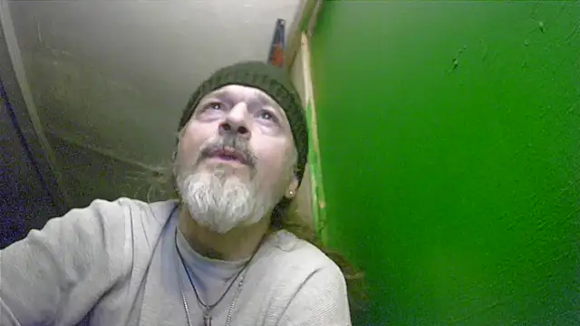 Snapshot of HippieDad333 chatting on December 13, 11:22 pm HippieDad333 online show from December 13, 11:22 pm