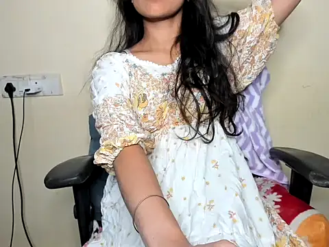 Queen-Bee143 online show from April 21, 6:25 pm