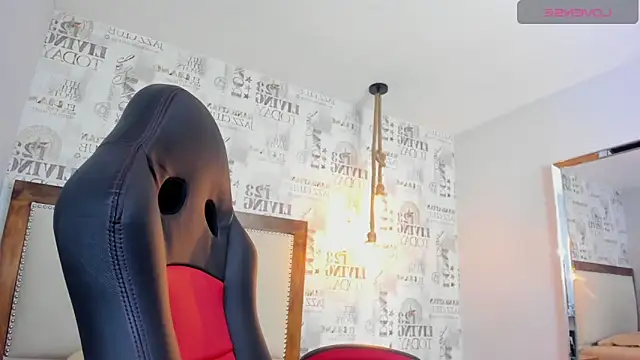 ALAHIACRUZ1 online show from March 24, 7:03 pm