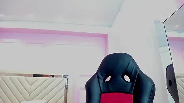 ALAHIACRUZ1 online show from March 12, 7:29 pm