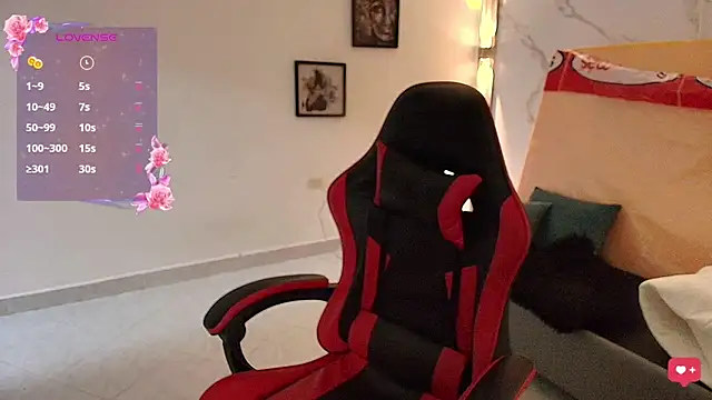 Snapshot of Nina_Rouge7 chatting on November 16, 12:43 pm Nina Rouge7 online show from November 16, 12:43 pm