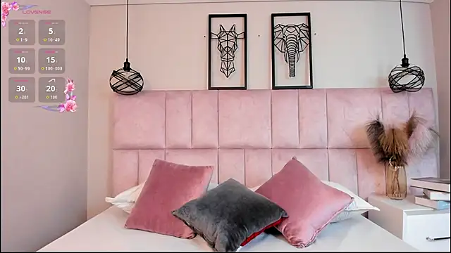 Snapshot of Charlotte_hall_ chatting on December 15, 3:23 am Charlotte hall online show from December 15, 3:23 am