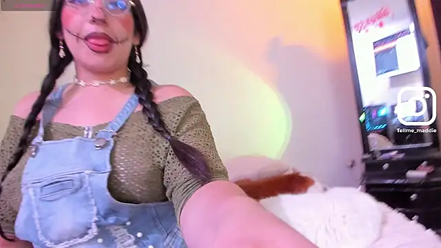 tellmemaddie online show from October 28, 3:33 pm