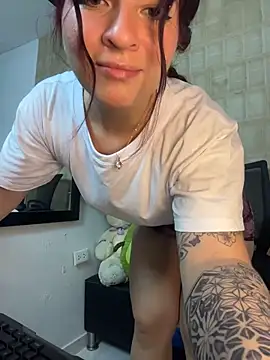 Snapshot of came_lia1 chatting on October 24, 2:21 am came lia1 online show from October 24, 2:21 am