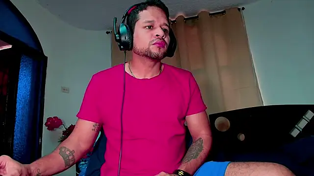 LucasGaeel online show from November 18, 8:45 pm