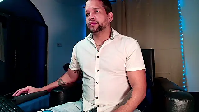 Snapshot of LucasGaeel chatting on February 2, 2:43 am LucasGaeel online show from February 2, 2:43 am