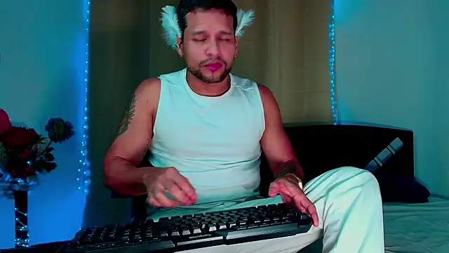 LucasGaeel online show from November 11, 1:00 am