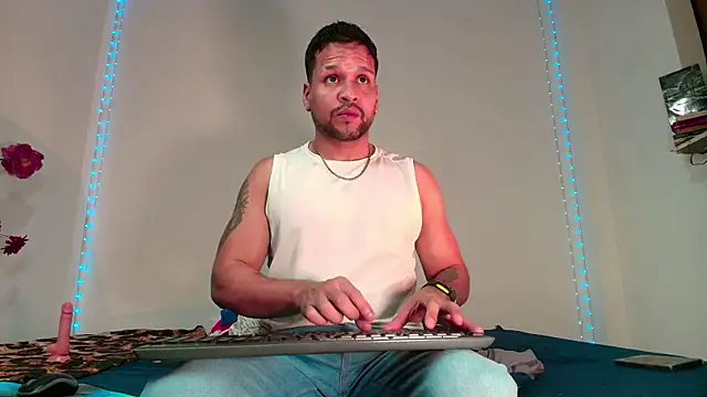 Snapshot of LucasGaeel chatting on March 4, 1:24 am LucasGaeel online show from March 4, 1:24 am