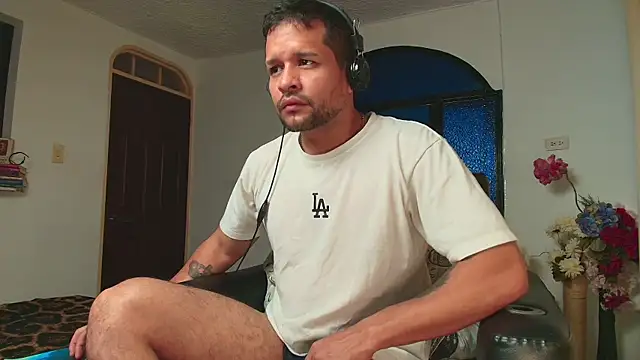 Snapshot of LucasGaeel chatting on July 6, 3:03 pm LucasGaeel online show from July 6, 3:03 pm
