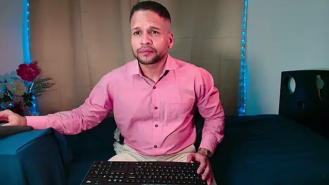 Snapshot of LucasGaeel chatting on February 5, 12:06 am LucasGaeel online show from February 5, 12:06 am