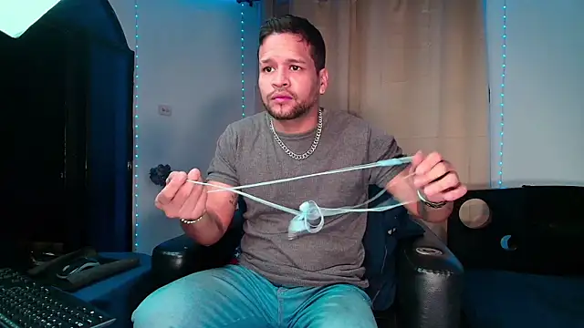 Snapshot of LucasGaeel chatting on February 17, 12:46 pm LucasGaeel online show from February 17, 12:46 pm