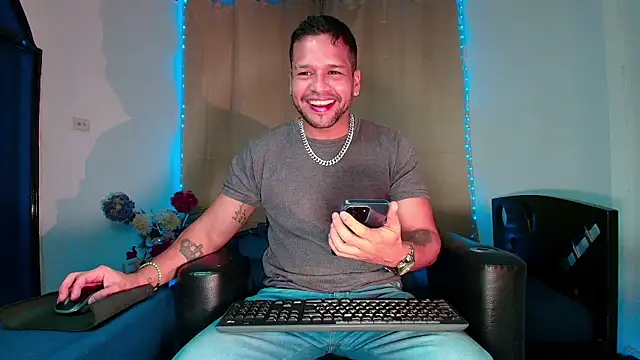 Snapshot of LucasGaeel chatting on February 10, 12:15 pm LucasGaeel online show from February 10, 12:15 pm