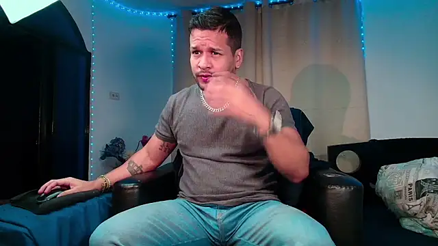 Snapshot of LucasGaeel chatting on February 15, 12:26 pm LucasGaeel online show from February 15, 12:26 pm