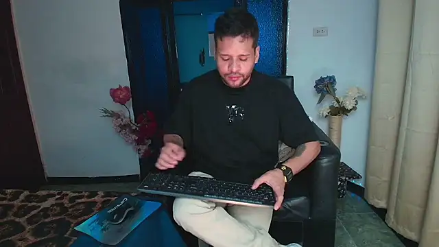 Snapshot of LucasGaeel chatting on June 6, 12:27 am LucasGaeel online show from June 6, 12:27 am