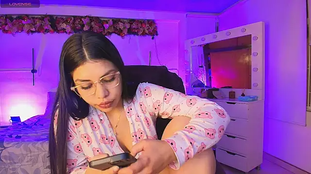 Snapshot of kloe28 chatting on December 23, 10:03 am kloe28 online show from December 23, 10:03 am