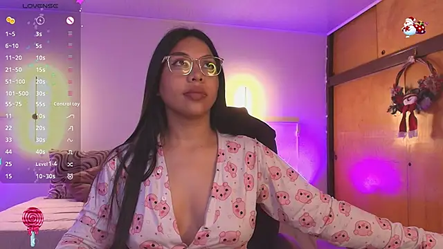 Snapshot of kloe28 chatting on December 3, 4:13 am kloe28 online show from December 3, 4:13 am