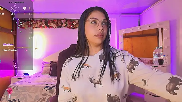 Snapshot of kloe28 chatting on January 10, 4:19 am kloe28 online show from January 10, 4:19 am