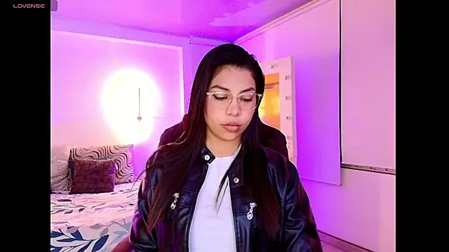 Snapshot of kloe28 chatting on November 14, 3:54 am kloe28 online show from November 14, 3:54 am