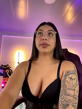 Snapshot of kloe28 chatting on October 25, 11:42 am kloe28 online show from October 25, 11:42 am