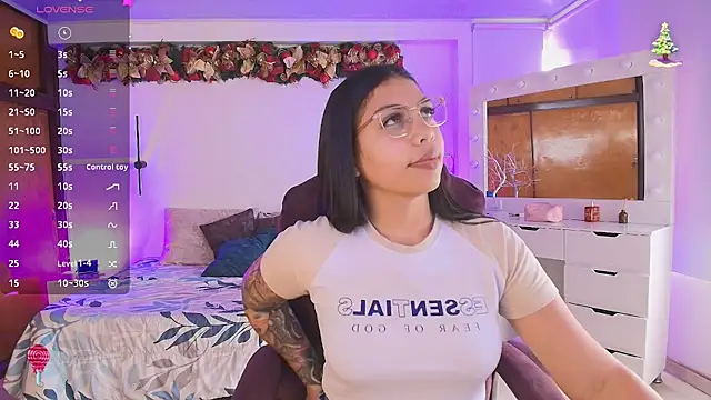 Snapshot of kloe28 chatting on December 21, 7:37 pm kloe28 online show from December 21, 7:37 pm