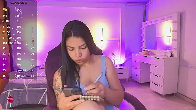 Snapshot of kloe28 chatting on February 19, 3:47 am kloe28 online show from February 19, 3:47 am