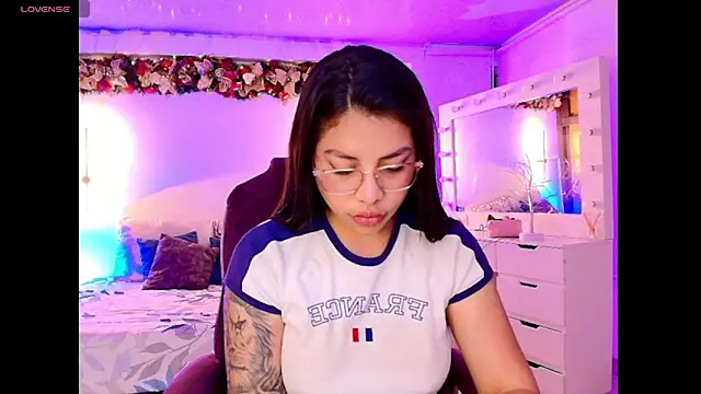 Snapshot of kloe28 chatting on November 24, 3:50 am kloe28 online show from November 24, 3:50 am