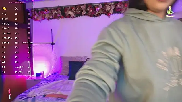 Snapshot of kloe28 chatting on December 19, 11:34 am kloe28 online show from December 19, 11:34 am