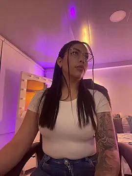 Snapshot of kloe28 chatting on November 5, 3:20 am kloe28 online show from November 5, 3:20 am