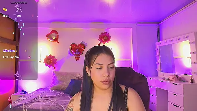 Snapshot of kloe28 chatting on February 15, 4:02 am kloe28 online show from February 15, 4:02 am