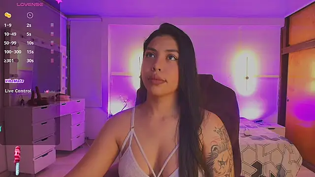 Snapshot of kloe28 chatting on May 8, 3:54 am kloe28 online show from May 8, 3:54 am