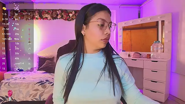 Snapshot of kloe28 chatting on January 8, 3:45 am kloe28 online show from January 8, 3:45 am