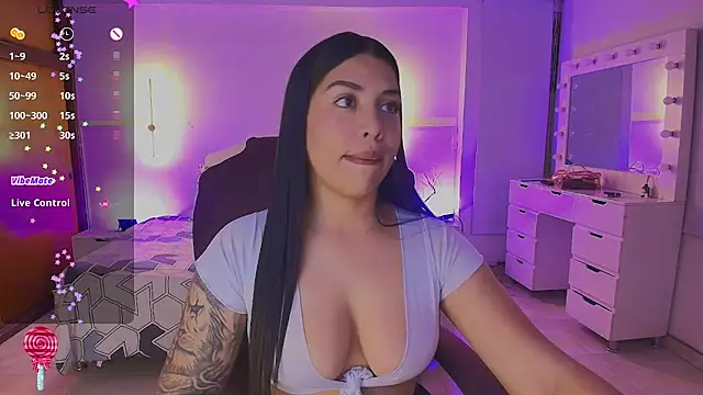 Snapshot of kloe28 chatting on June 2, 3:39 am kloe28 online show from June 2, 3:39 am