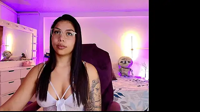 Snapshot of kloe28 chatting on October 30, 4:11 am kloe28 online show from October 30, 4:11 am