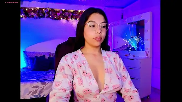 Snapshot of kloe28 chatting on November 20, 3:51 am kloe28 online show from November 20, 3:51 am