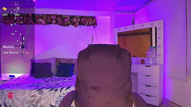 Snapshot of kloe28 chatting on January 7, 3:55 am kloe28 online show from January 7, 3:55 am