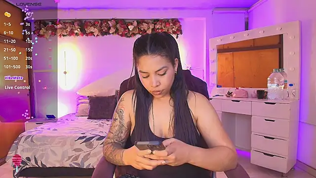 Snapshot of kloe28 chatting on January 11, 4:08 am kloe28 online show from January 11, 4:08 am