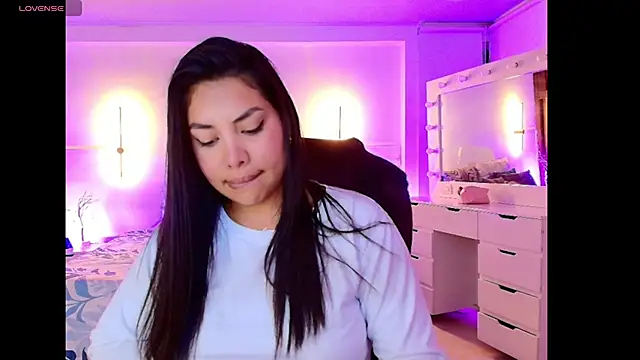 Snapshot of kloe28 chatting on November 11, 3:45 am kloe28 online show from November 11, 3:45 am