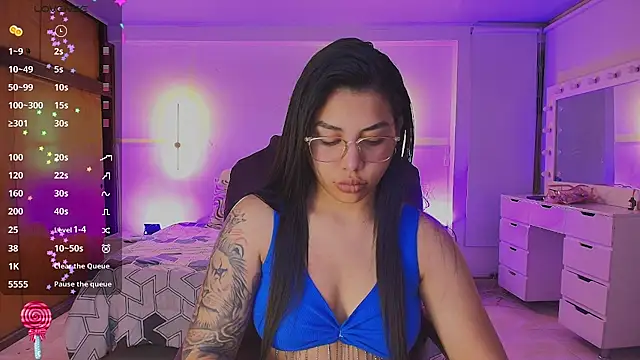 Snapshot of kloe28 chatting on June 4, 3:33 am kloe28 online show from June 4, 3:33 am