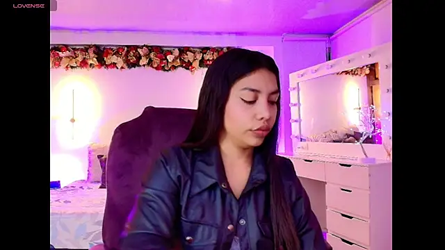 Snapshot of kloe28 chatting on November 15, 3:54 am kloe28 online show from November 15, 3:54 am