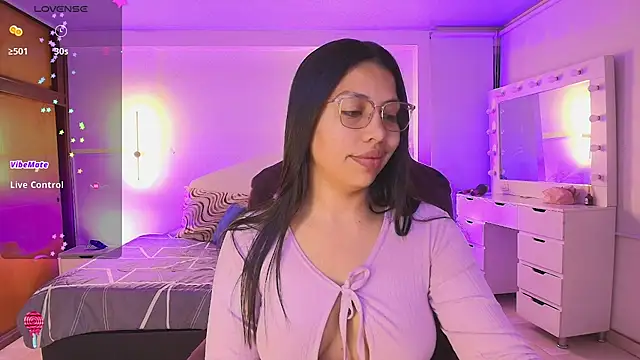 Snapshot of kloe28 chatting on February 26, 3:39 am kloe28 online show from February 26, 3:39 am