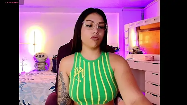 Snapshot of kloe28 chatting on November 4, 4:05 am kloe28 online show from November 4, 4:05 am