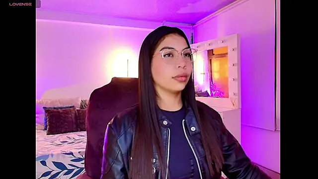 Snapshot of kloe28 chatting on November 12, 3:43 am kloe28 online show from November 12, 3:43 am