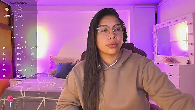 Snapshot of kloe28 chatting on February 14, 3:51 am kloe28 online show from February 14, 3:51 am