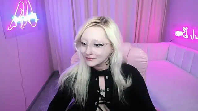 Snapshot of JuliaSharkk chatting on October 9, 8:09 pm JuliaSharkk online show from October 9, 8:09 pm