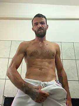 Snapshot of sexyman1936 chatting on June 17, 5:07 am sexyman1936 online show from June 17, 5:07 am